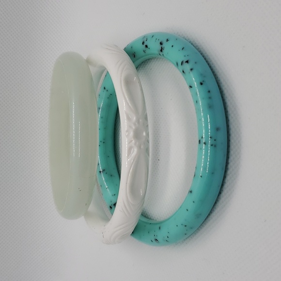 Set of 3 Vintage Lucite Bangles - Picture 3 of 6
